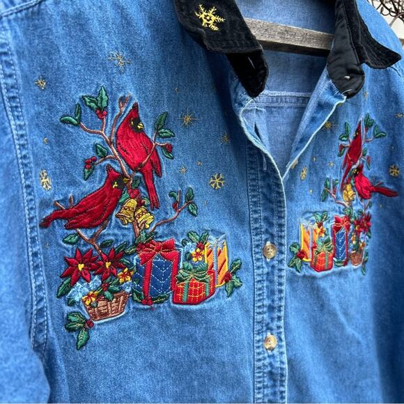 90s Americana Christmas presents mistletoe cardinals chambray button up shirt - Picture 3 of 5